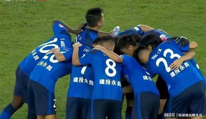 双方球队展开激烈角逐,胜负难分