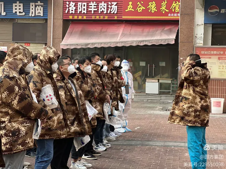 斗志昂扬双方鏖战,现场观众沸腾欢呼的简单介绍 斗志昂扬双方鏖战,现场观众沸腾欢呼的简单介绍