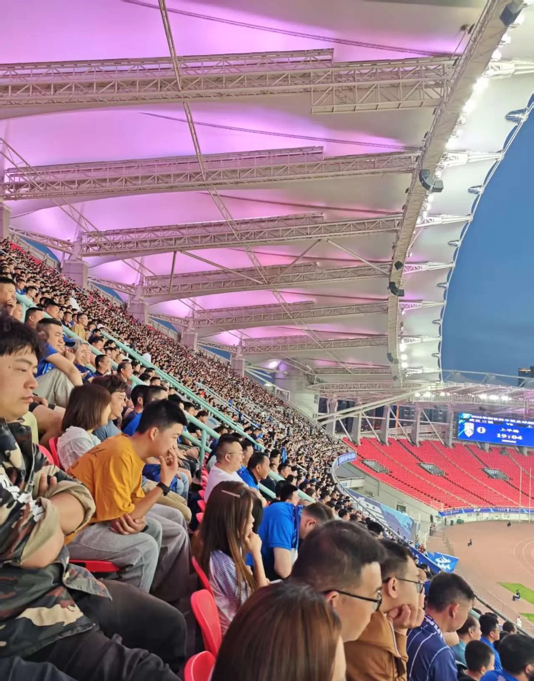 包含冠军联赛热闹进行，球迷热情高涨的词条